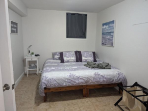 Brighton Apartment Sleeps 3 - Steps to Bus Line